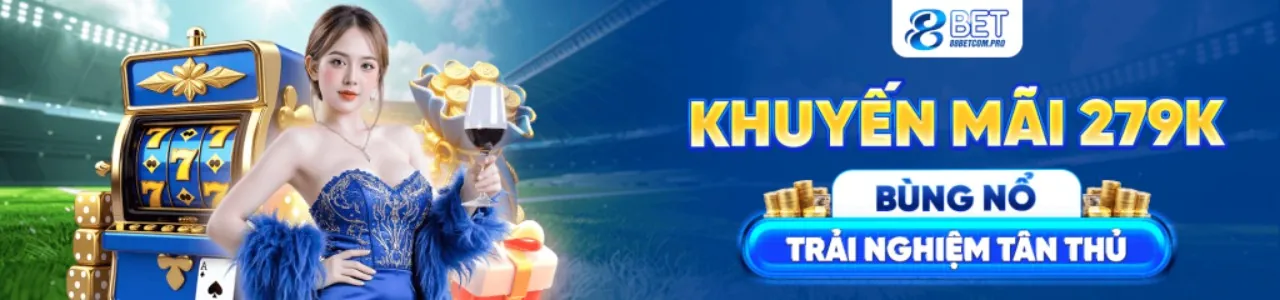 Gà chiến đang chiến đấu trên sàn đấu đá gà trực tuyến 123b đá gà với ánh đèn sân khấu và không khí sôi động
